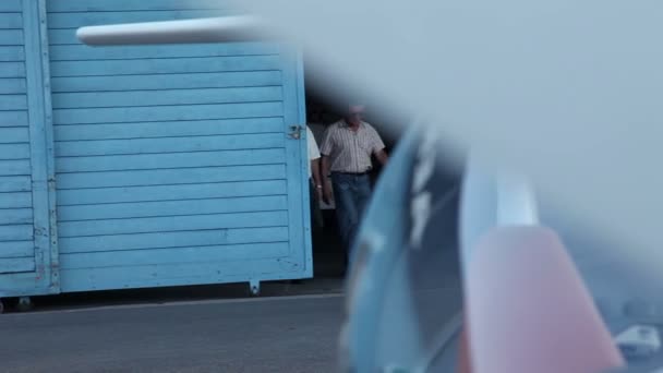 Dos hombres viniendo del hangar del avión — Vídeo de stock