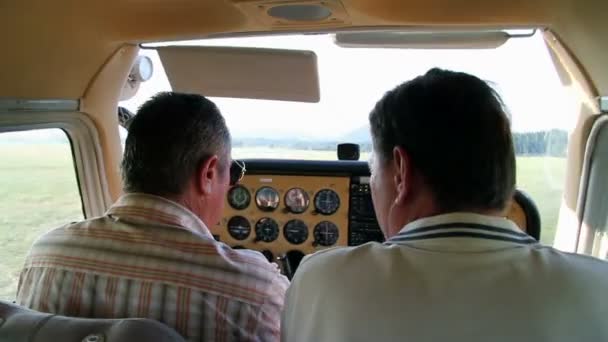 Zwei Mann aus Flugzeugkabine — Stockvideo