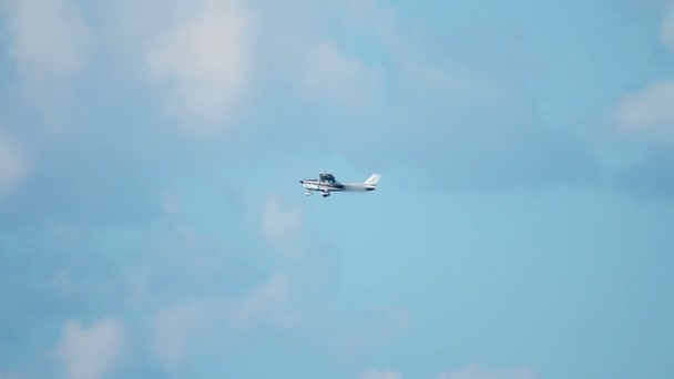 Avión pequeño en el aire disparado desde abajo — Vídeo de stock