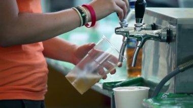 kadın dolgu bira cam