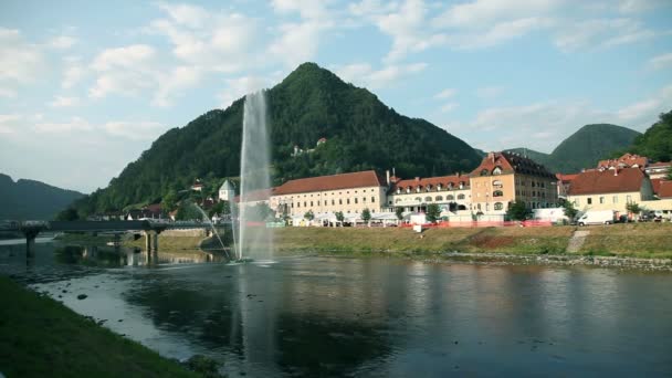 Stříkající vody v jezeře s krásnou krajinou — Stock video