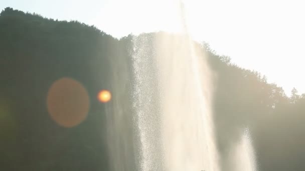 Sproeien van water in lake van dichtbij omhoog — Stockvideo