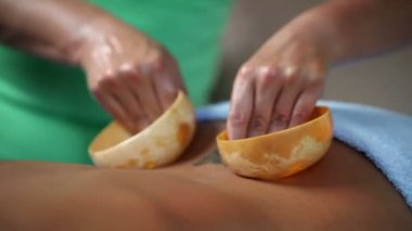 Hindistan cevizi kabuğu masaj kadının sırtına yakın çekim