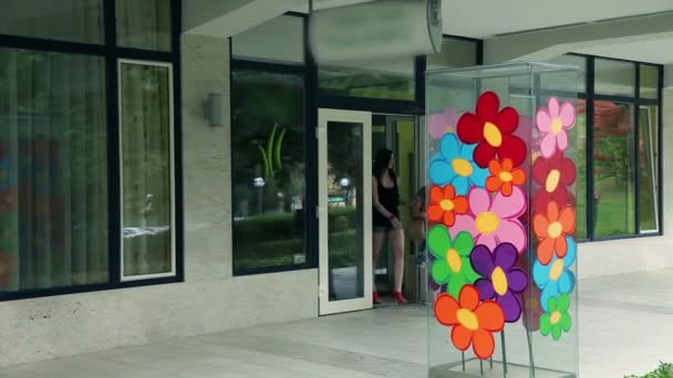 群年轻妇女离开按摩治疗中心 — 图库视频影像