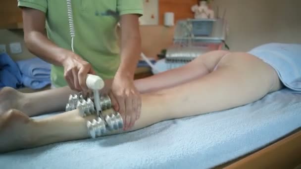 Nahaufnahme einer professionellen Massage mit Griff auf Rädern — Stockvideo