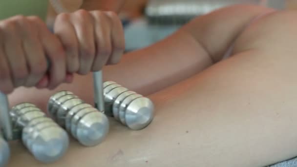 Terapeut massera med massage roller på kvinnan ben — Stockvideo