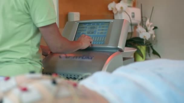 Nastavení elektroterapie žena zadek — Stock video