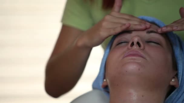 Крупный план женского лица во время массажа — стоковое видео