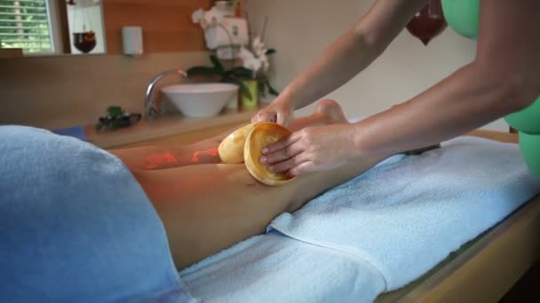 Terapia de massagem especial com casca de coco — Vídeo de Stock