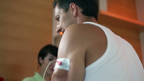 Close-up em homem recebendo eletroterapia dos músculos do braço — Vídeo de Stock