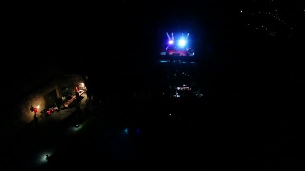Широкий снимок места для вечеринок с живым концертом ночью — стоковое видео