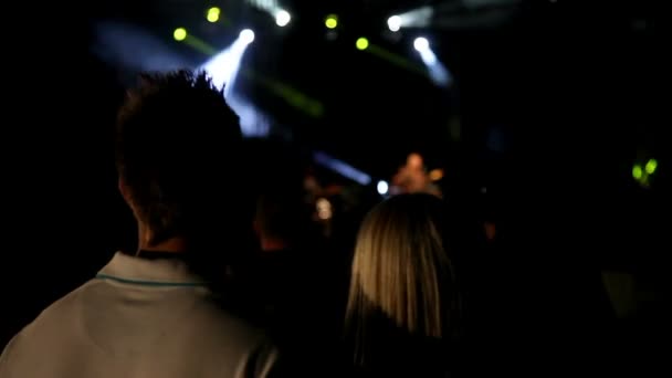 Close up de jovens casais desfrutando de música em concerto ao vivo — Vídeo de Stock