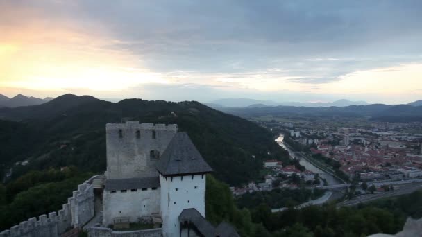 Pôr do sol timelapse de uma pequena cidade a partir de uma vista do castelo — Vídeo de Stock