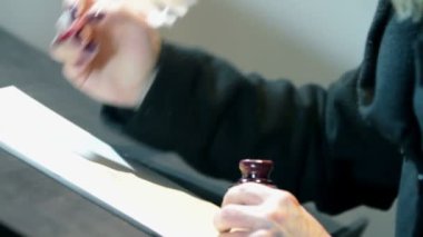 kadın el kağıt üzerinde gerçek tüy kalemle yazma