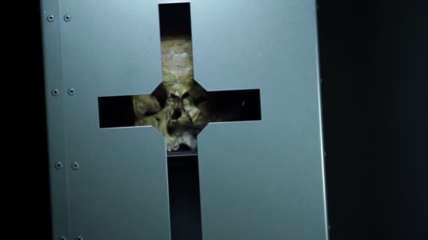Череп в коробке с выгравированным крестом — стоковое видео