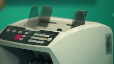 para sayma makinesi ile saymak öğrenme kadın bankacı