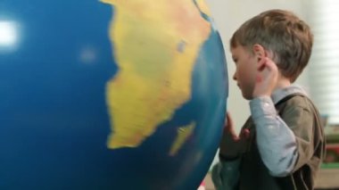 Dünya küre ile oynayan çocuklar üzerinde kapat