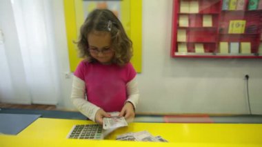 para sayma banka pencerenin arkasında genç kız