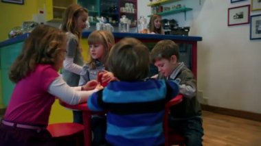 pub suyu ile sunulmakta çocuklar ile çocuk versiyonu