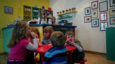 Çocuklar eğleniyor pub çocuk versiyonu