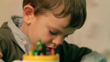 Anaokulunda zevk çizim genç çocuk