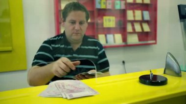 para sayma banka penceresinin arkasındaki adam