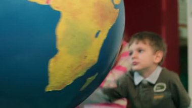 büyük earth dünyanın dört bir yanından dönerek genç çocuk