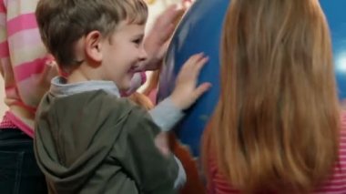 Dünya küre ile oynayan çocuklar