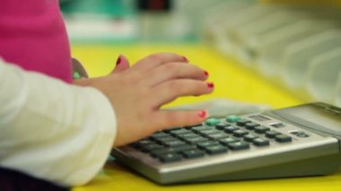 bankacılar oynama ve para sayma küçük çocuklar