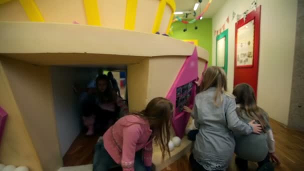 Bos van kinderen in de kleuterschool wandelen rond de enorme taart model — Stockvideo