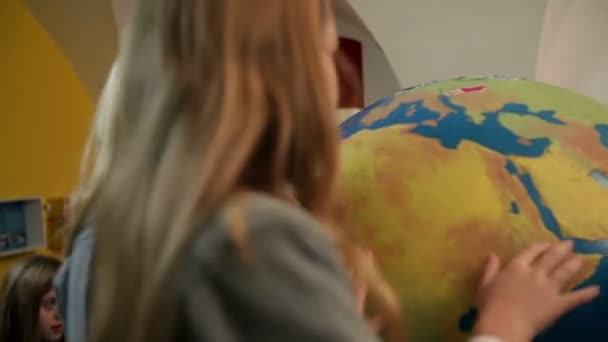 Young kids playing with huge Earth globe — Stock Video