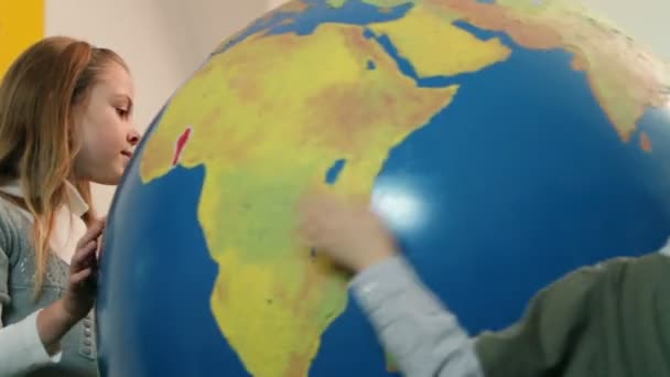 Kids playing with Earth globe — Stock Video