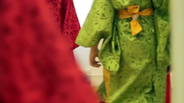 Meninas jovens vestidas como roupas japonesas à moda antiga — Vídeo de Stock
