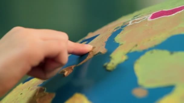 Küçük el dünya küre üzerinde gösterilen — Stok video