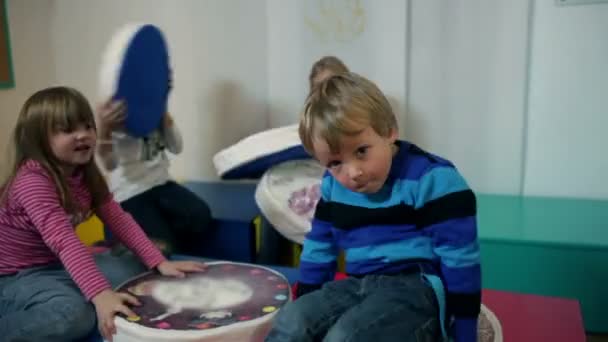 Jonge geitjes schikken in kleuterschool klasse — Stockvideo