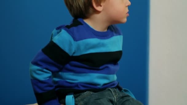 クローズ アップの枕の上に座っている幼稚園の子供 — ストック動画