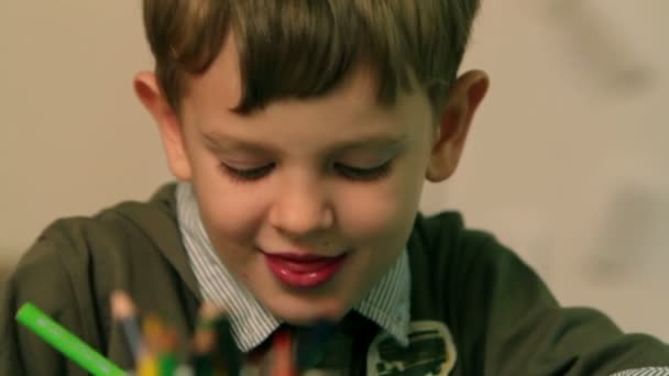Дуже маленька дитина насолоджується малюванням — стокове відео