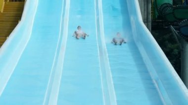 genç bir çift kaydırağı kayar