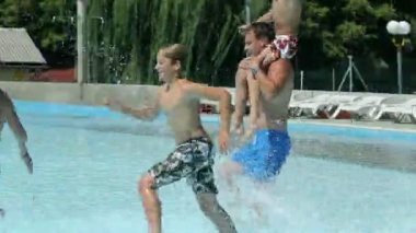 bir grup insan havuzu için çalışan izleme