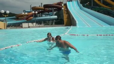 genç bir çift kaydırağı ile havuz ki
