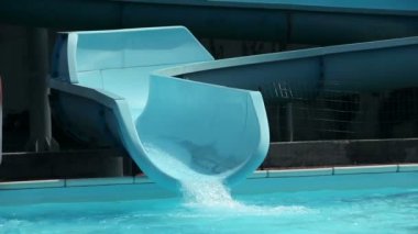 Üç çocuk kaydırağı gidiş üzerinde kapat