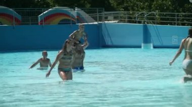 gruba havuzda eğleniyor ve topla oynamayı