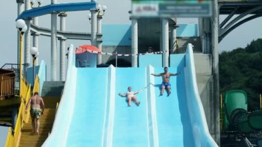 erkek ve kadının kaydırağı