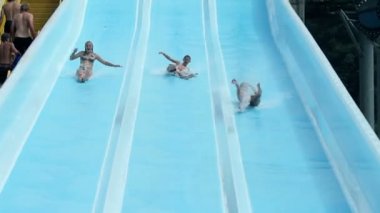 üç şekilde kaydırağı kayan çocuklar