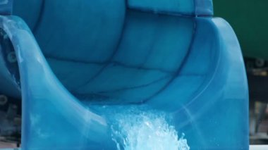 aşağı çalışan su kaydırağı üzerinde kapat