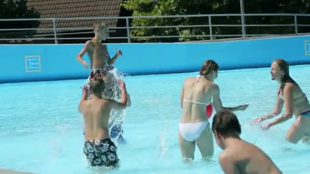 Gegroeid ups plezier met kinderen aan zwembad — Stockvideo