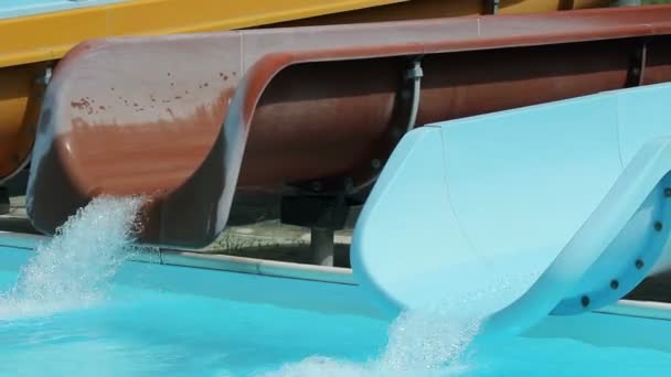 Tirada lateral de tobogán de agua mientras los niños se deslizan — Vídeo de stock