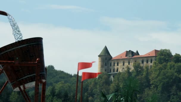 Castello nelle vicinanze mentre barile di riempimento con acqua — Video Stock