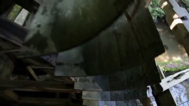 watermill etrafında dönen su üzerinde kapat