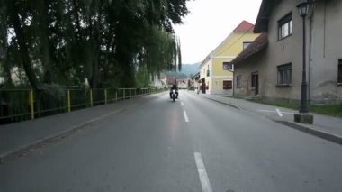 eski şehre sürüş retro motosiklet daha düşük açılı çekim